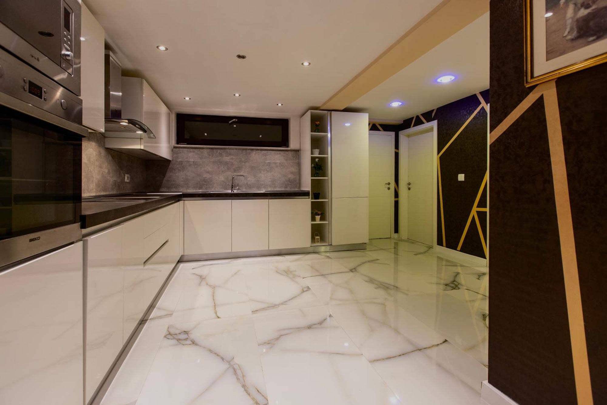 Bentley Apartments Пристина Екстериор снимка